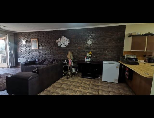 2 BEDROOM FLAT FOR SALE IN VEREENIGING CENTRAL